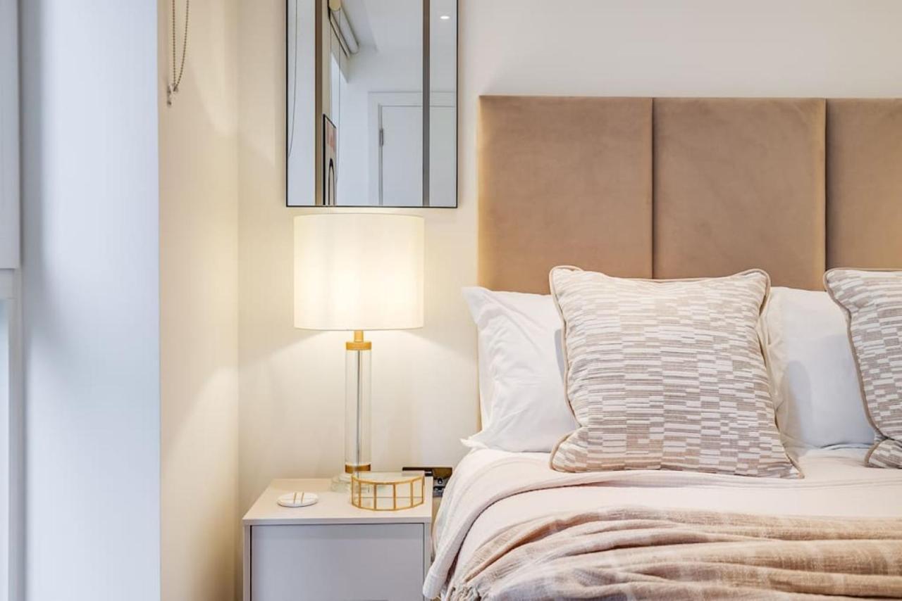 Sleek 2br Hideaway Balcony Near Westfield Londra