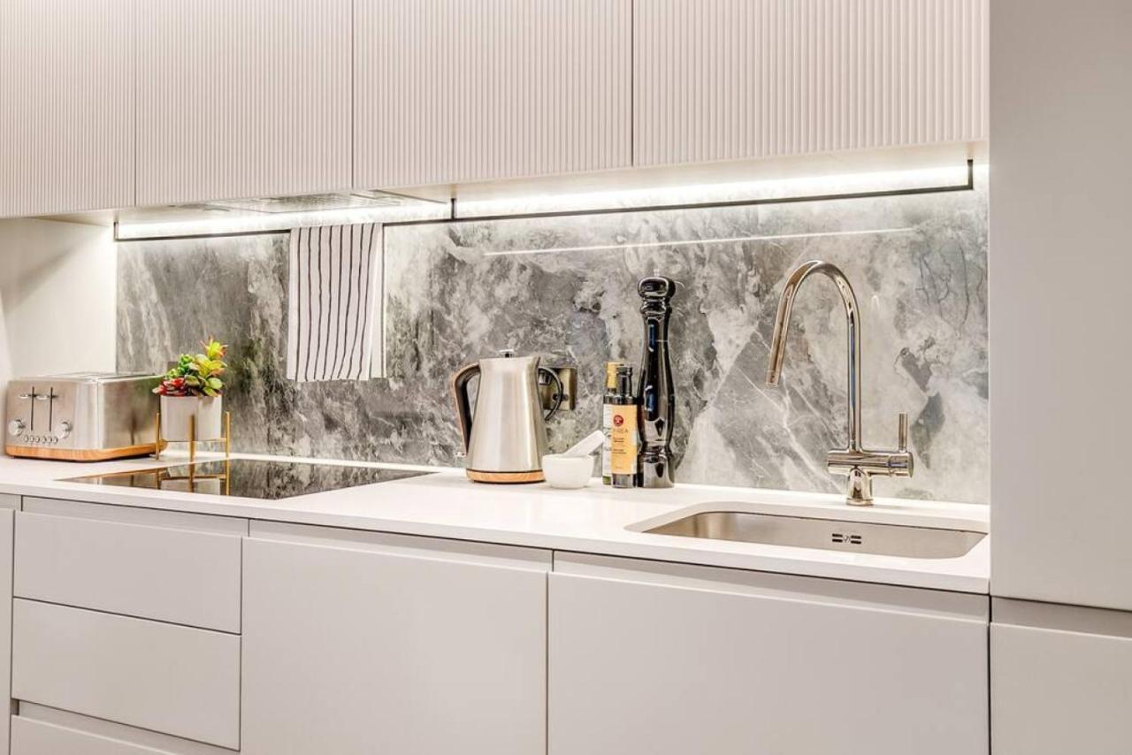 Sleek 2br Hideaway Balcony Near Westfield Londra